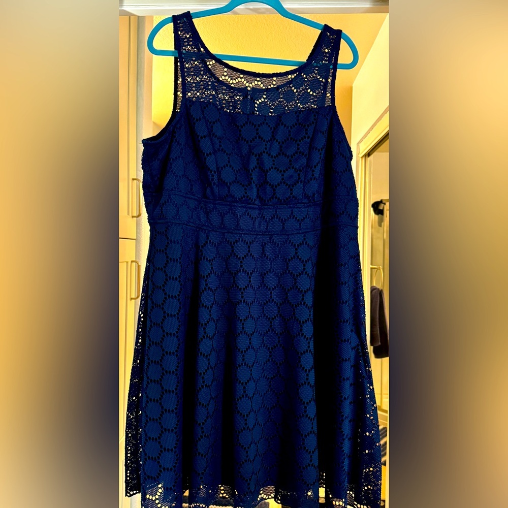 Sleeveless lace navy dress